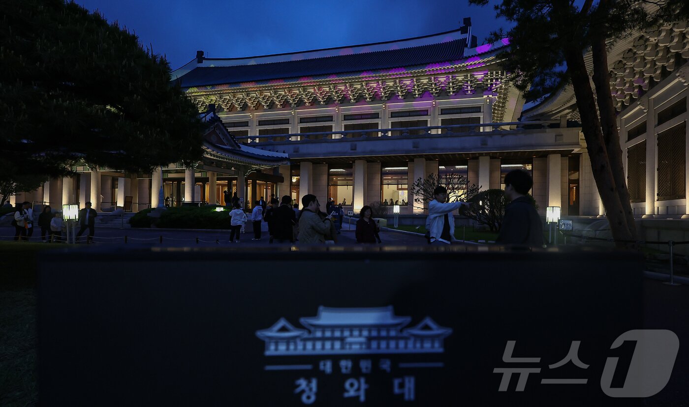 본문 이미지 - 1일 오후 서울 종로구 청와대에서 관람객들이 경내를 살펴보고 있다. 2025.5.1/뉴스1 ⓒ News1 김도우 기자