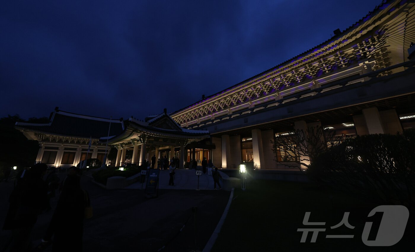 본문 이미지 - 1일 오후 서울 종로구 청와대에서 관람객들이 경내를 살펴보고 있다.  2025.5.1/뉴스1 ⓒ News1 김도우 기자