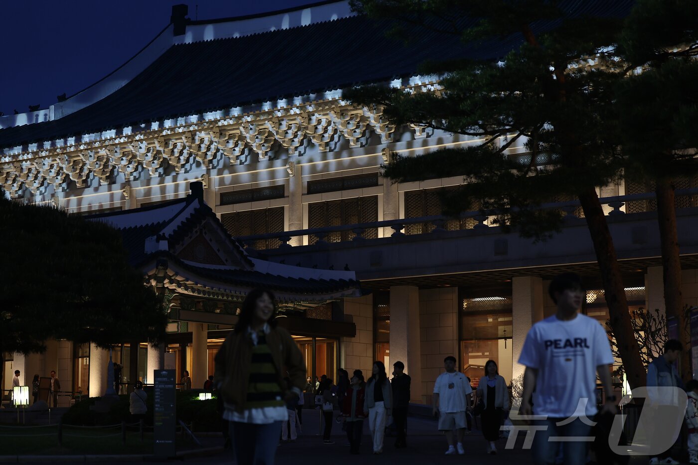 본문 이미지 - 1일 오후 서울 종로구 청와대에서 관람객들이 경내를 살펴보고 있다. 2025.5.1/뉴스1 ⓒ News1 김도우 기자