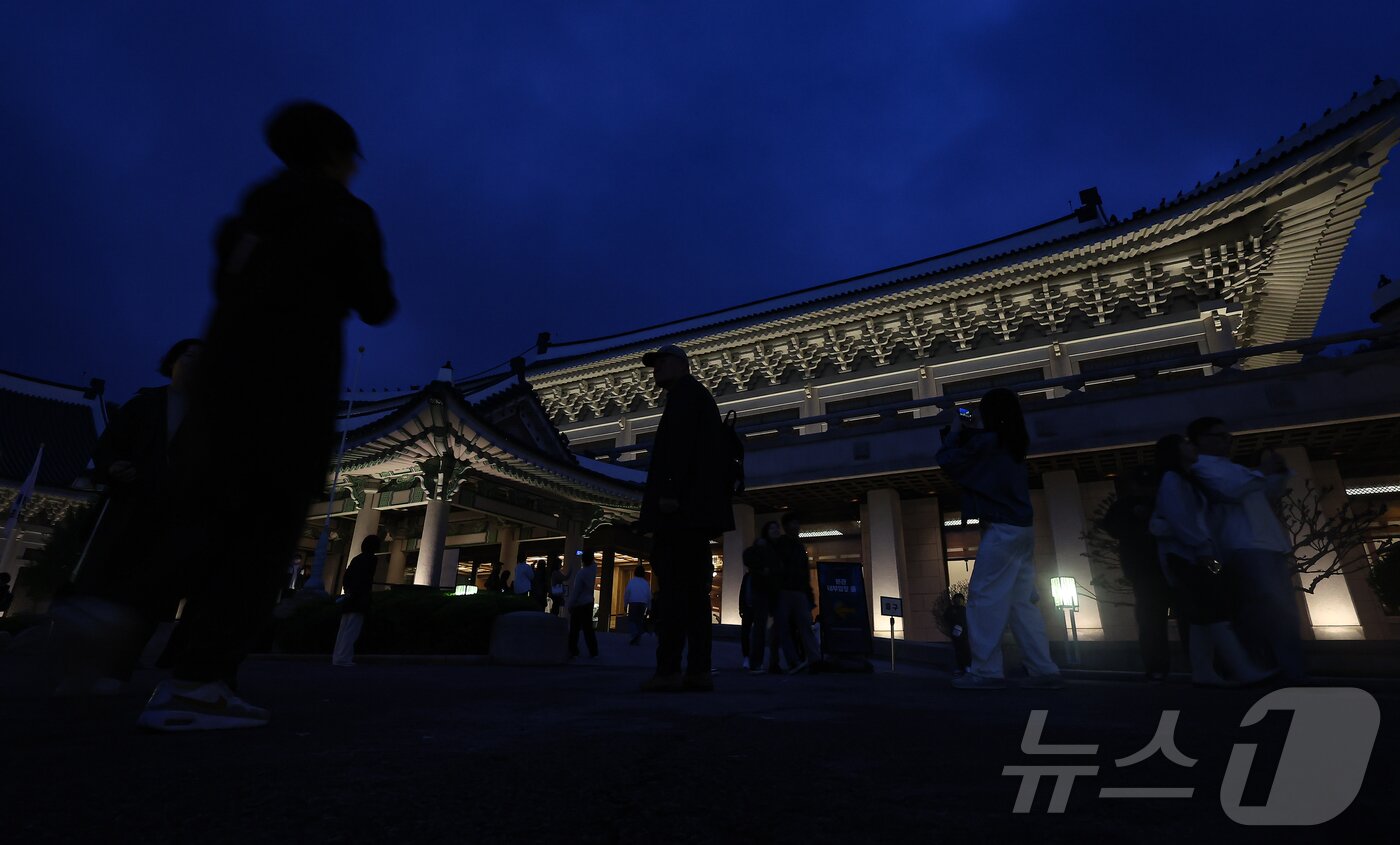 본문 이미지 - 1일 오후 서울 종로구 청와대에서 관람객들이 경내를 살펴보고 있다. 2025.5.1/뉴스1 ⓒ News1 김도우 기자