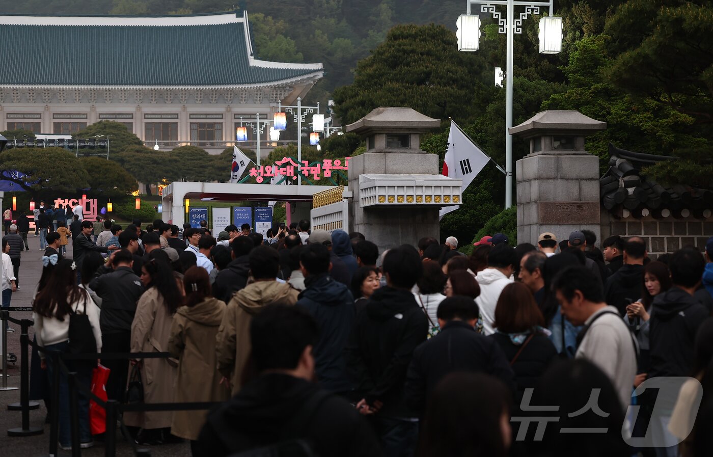 본문 이미지 - 1일 오후 서울 종로구 청와대에서 관람객들이 야간 개방 행사 &#39;청와대 밤마실&#39; 입장을 위해 대기하고 있다.  2025.5.1/뉴스1 ⓒ News1 김도우 기자