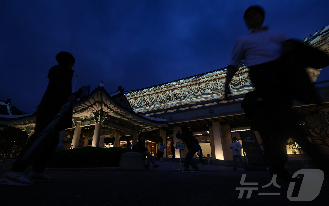 (서울=뉴스1) 김도우 기자 = 1일 오후 서울 종로구 청와대에서 관람객들이 경내를 살펴보고 있다.청와대재단은 이날부터 6일까지 청와대 야간 개방 행사 '청와대 밤마실' 진행한다. …