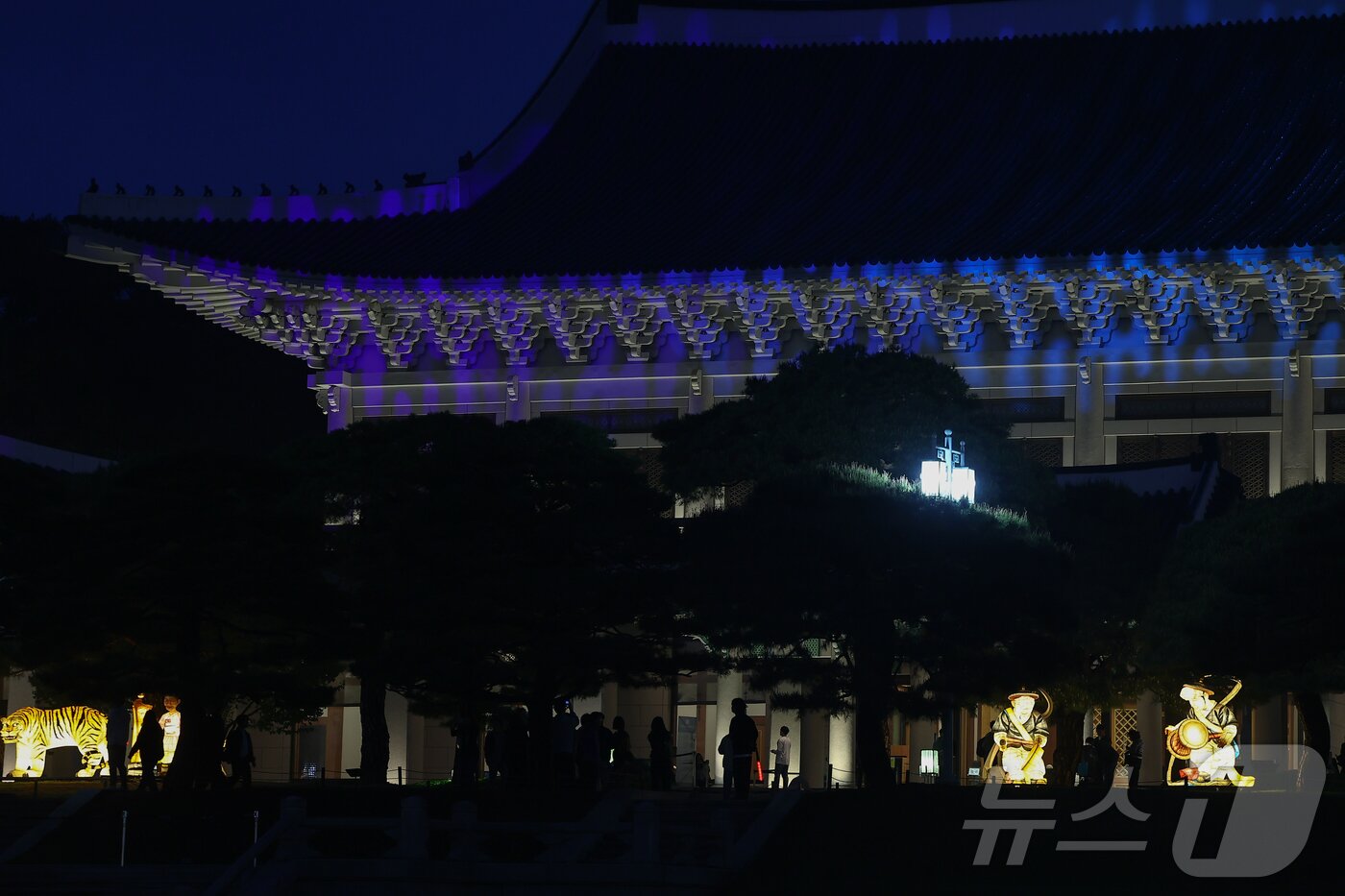 본문 이미지 - 1일 오후 서울 종로구 청와대에서 관람객들이 경내를 살펴보고 있다.  2025.5.1/뉴스1 ⓒ News1 김도우 기자