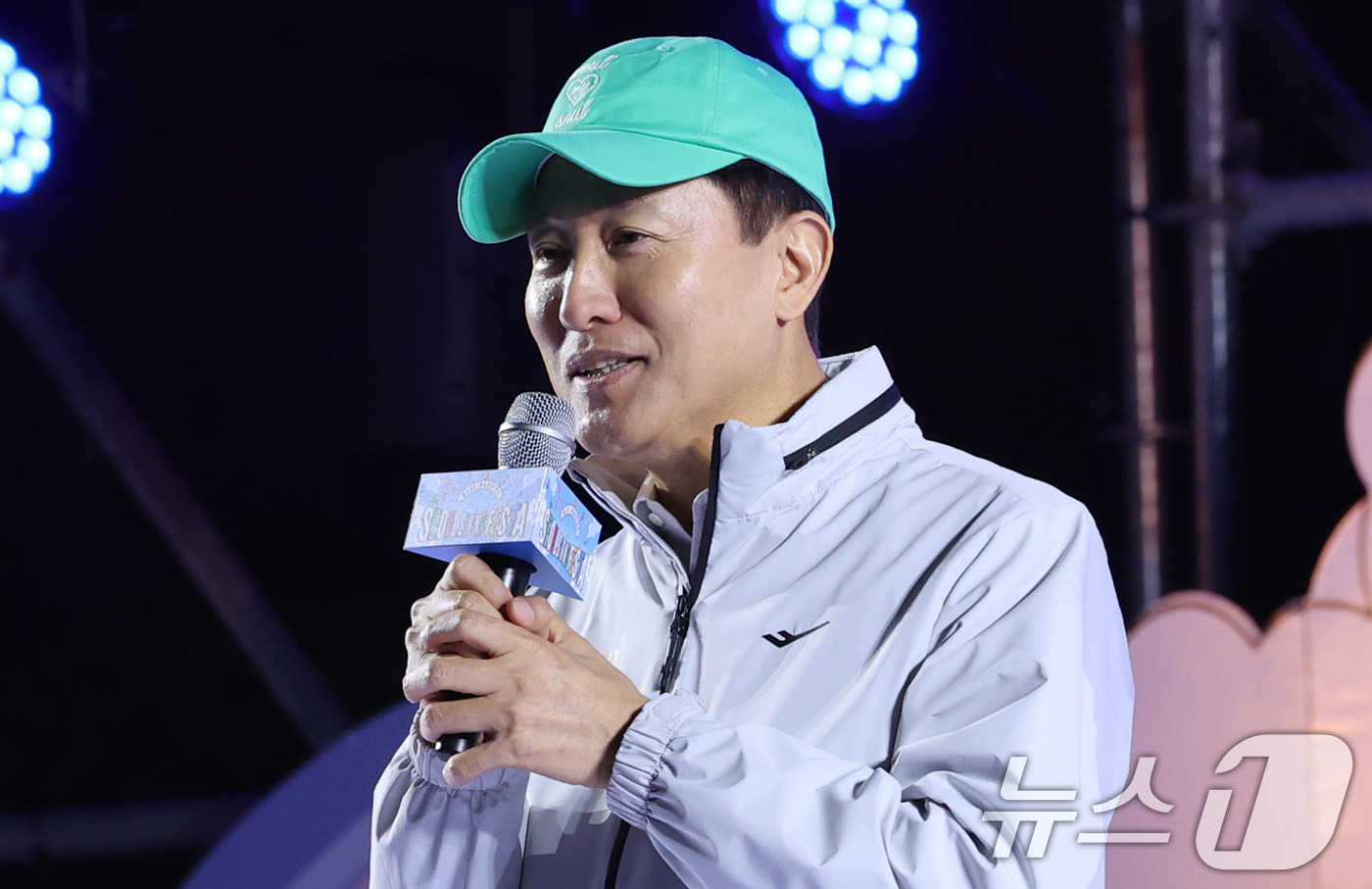 (서울=뉴스1) 박지혜 기자 = 오세훈 서울시장이 1일 서울 중구 서울광장에서 열린 서울 스프링 페스타 소울푸드 파티에 참석해 인사말을 하고 있다. 2025.5.1/뉴스1