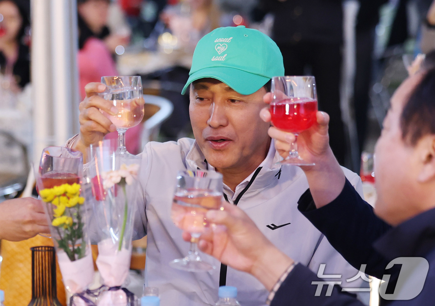 (서울=뉴스1) 박지혜 기자 = 오세훈 서울시장이 1일 서울 중구 서울광장에서 열린 서울 스프링 페스타 소울푸드 파티에서 참석자들과 건배하고 있다. 2025.5.1/뉴스1