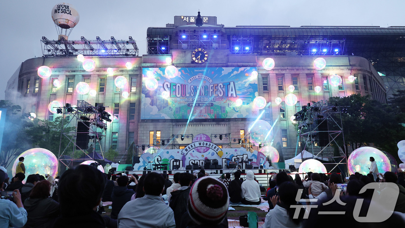 (서울=뉴스1) 박지혜 기자 = 1일 서울 중구 서울도서관 외벽에 서울 스프링 페스타의 야간 프로그램인 멀티미디어 퍼포먼스 ‘시그니처쇼’가 펼쳐지고 있다.시그니처쇼는 오는 3일까지 …