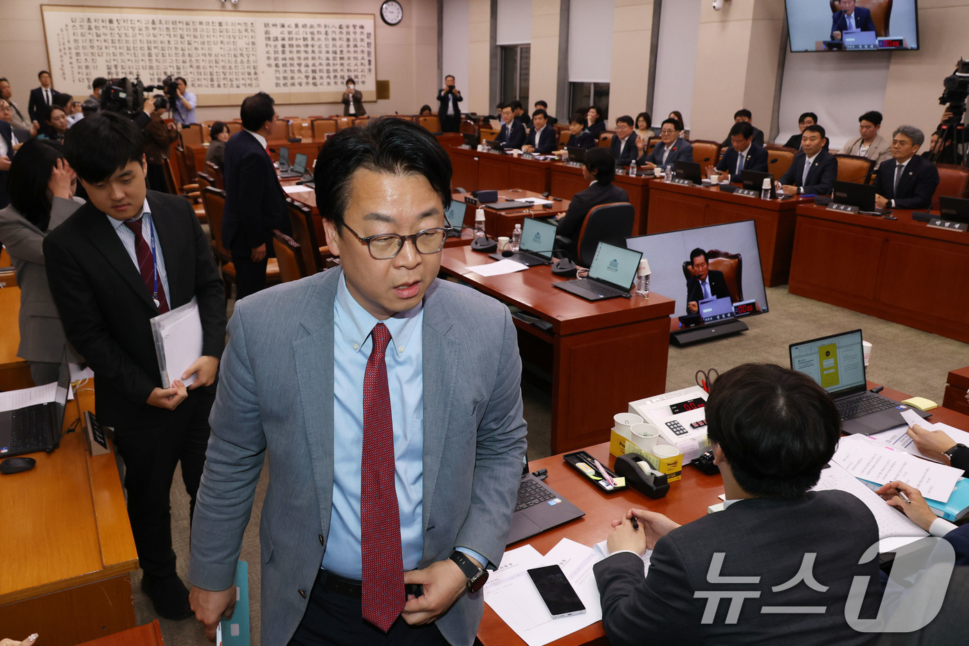 (서울=뉴스1) 이광호 기자 = 국민의힘 의원들이 1일 오후 서울 여의도 국회에서 열린 법제사법위원회 전체회의에서 최상목 경제부총리 겸 기획재정부장관 탄핵소추사건 조사결과보고서 채 …