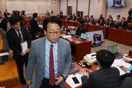법사위 회의장 나가는 국민의힘 의원들 