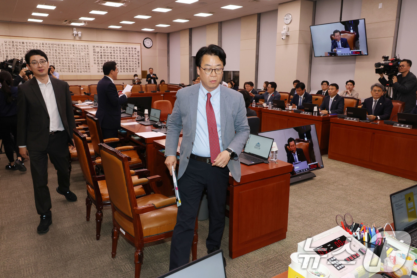 (서울=뉴스1) 이광호 기자 = 국민의힘 의원들이 1일 오후 서울 여의도 국회에서 열린 법제사법위원회 전체회의에서 최상목 경제부총리 겸 기획재정부장관 탄핵소추사건 조사결과보고서 채 …