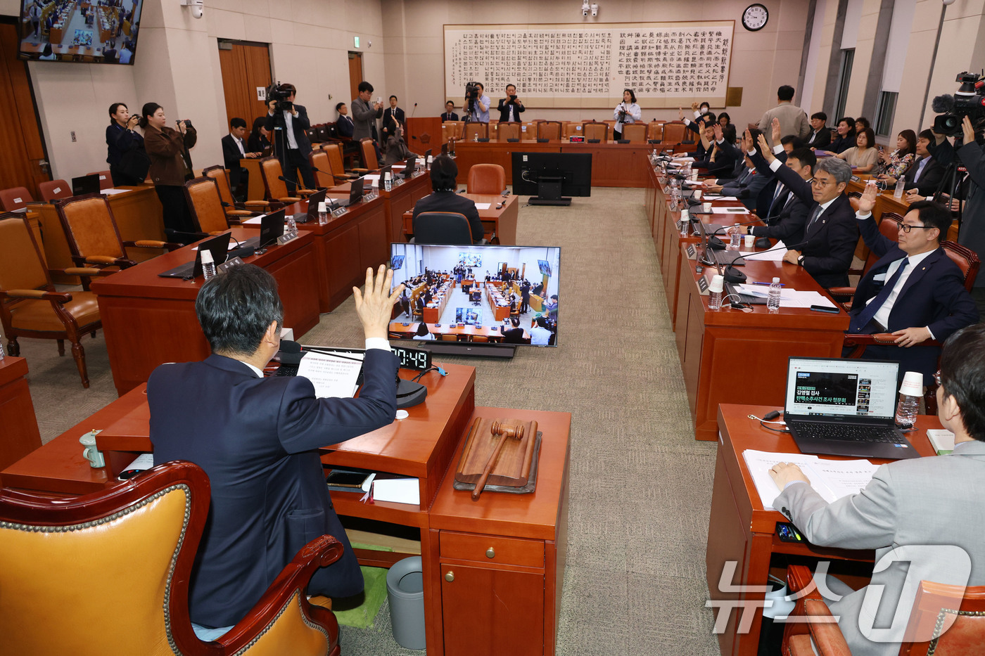 (서울=뉴스1) 이광호 기자 = 정청래 국회 법사위원장과 더불어민주당 의원들이 1일 오후 서울 여의도 국회에서 열린 법제사법위원회 전체회의에서 최상목 경제부총리 겸 기획재정부장관 …