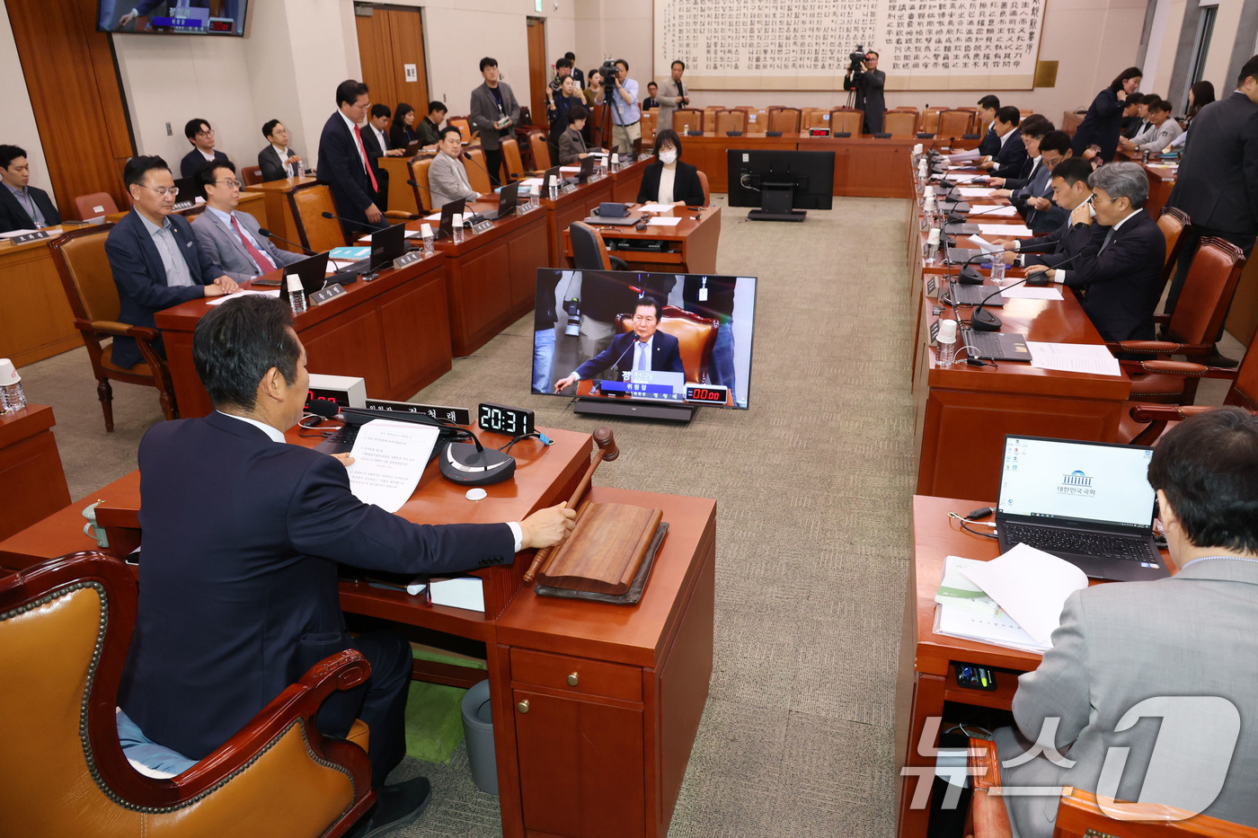 (서울=뉴스1) 이광호 기자 = 정청래 국회 법사위원장이 1일 오후 서울 여의도 국회에서 열린 법제사법위원회 전체회의에서 최상목 경제부총리 겸 기획재정부장관 탄핵소추사건 조사결과보 …