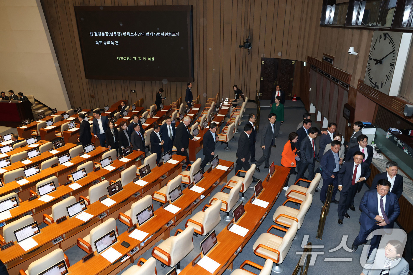(서울=뉴스1) 이광호 기자 = 국민의힘 의원들이 1일 오후 서울 여의도 국회에서 열린 본회의에서 김용민 더불어민주당 의원의 심우정 검찰총장 탄핵소추안의 법제사법위워회로의 회부 동 …