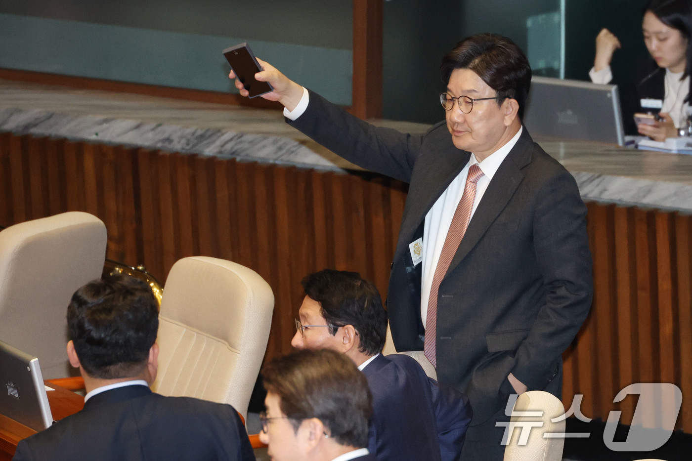 (서울=뉴스1) 이광호 기자 = 권성동 국민의힘 원내대표가 1일 오후 서울 여의도 국회에서 열린 본회의에서 김용민 더불어민주당 의원의 심우정 검찰총장 탄핵소추안의 법제사법위워회로의 …