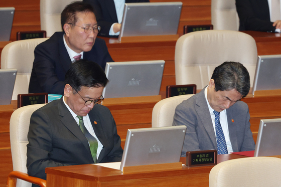 고개숙인 최상목·이주호 부총리 