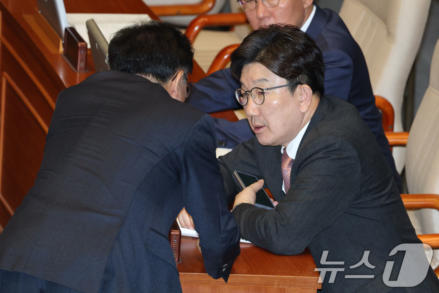 (서울=뉴스1) 이광호 기자 = 권성동 국민의힘 원내대표와 박형수 원내수석부대표가 1일 오후 서울 여의도 국회에서 열린 본회의에서 대화하고 있다. 2025.5.1/뉴스1