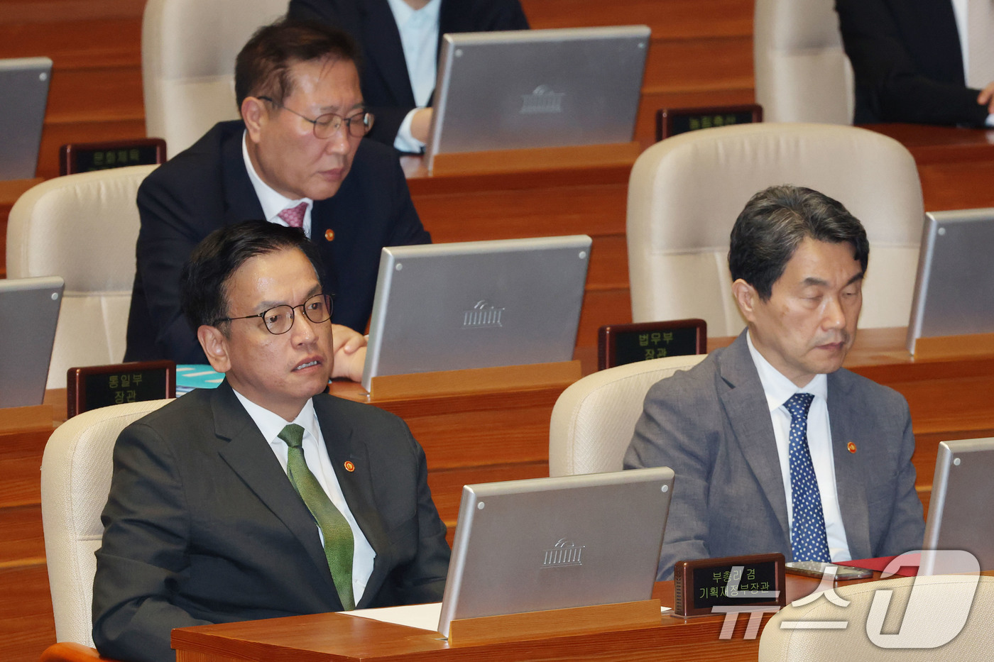 (서울=뉴스1) 이광호 기자 = 최상목 경제부총리 겸 기획재정부장관과 이주호 사회부총리 겸 교육부장관이 1일 오후 서울 여의도 국회에서 열린 본회의에 출석해 있다. 2025.5.1 …
