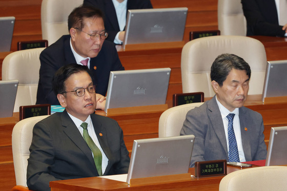 본회의 출석한 최상목-이주호 