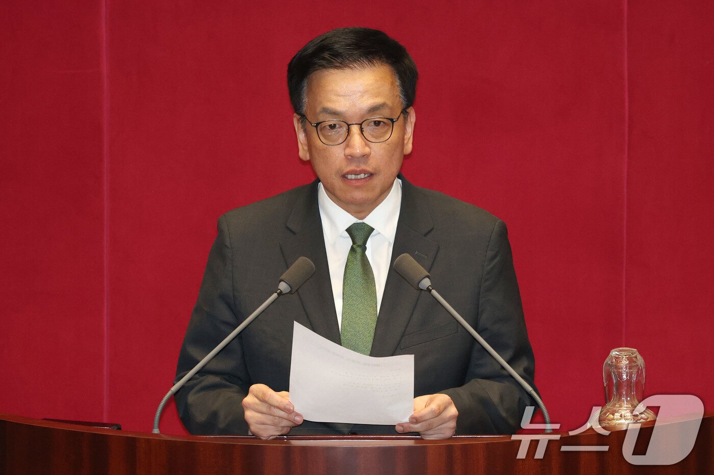 본문 이미지 - 최상목 경제부총리 겸 기획재정부장관이 1일 오후 서울 여의도 국회에서 열린 본회의에서 2025년도 제1회 추가경정예산안이 통과되자 정부측 인사를 하고 있다. 2025.5.1/뉴스1 ⓒ News1 이광호 기자