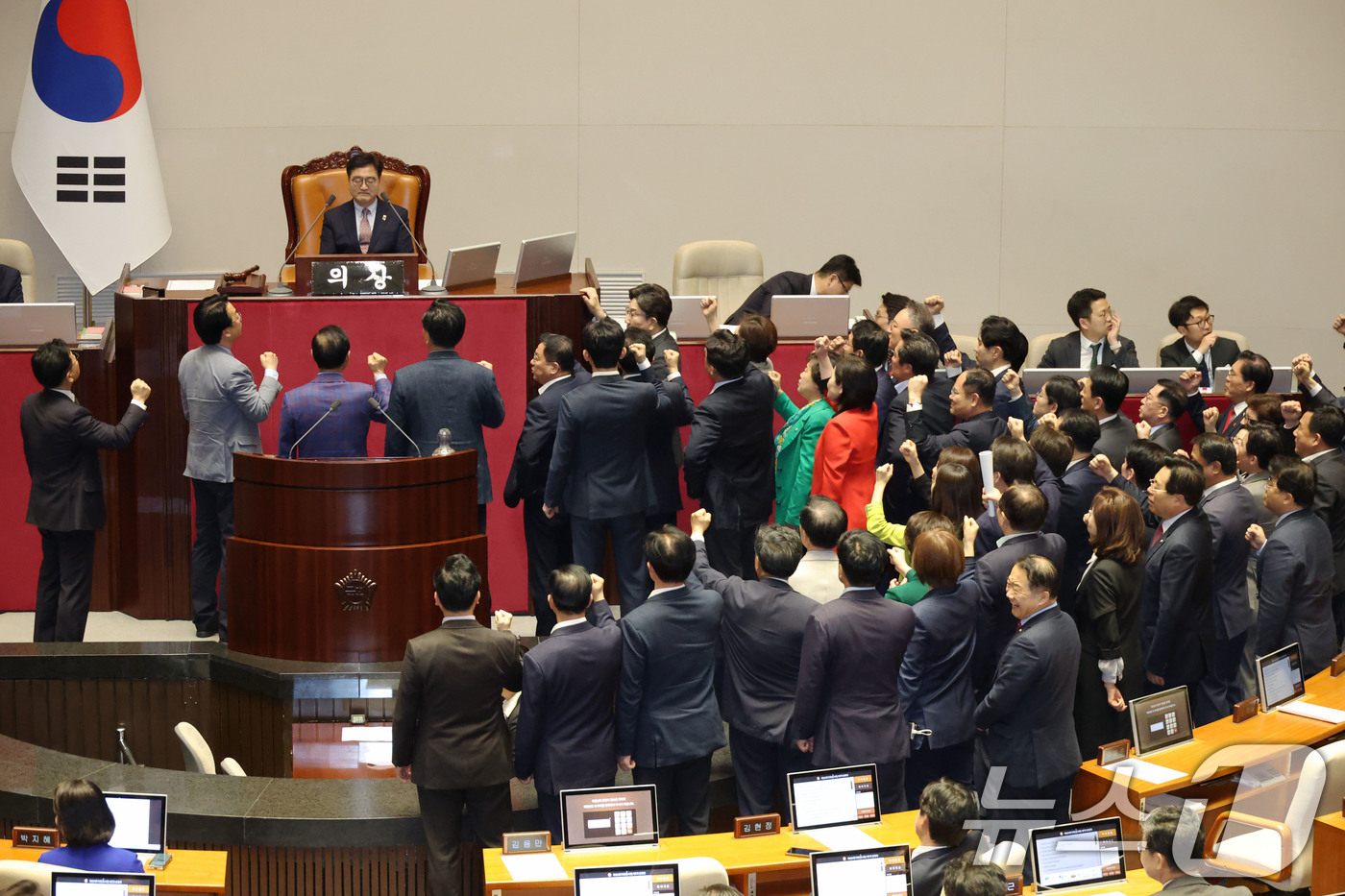 (서울=뉴스1) 이광호 기자 = 국민의힘 의원들이 1일 오후 서울 여의도 국회에서 열린 본회의에서 최상목 경제부총리 겸 기획재정부 장관 탄핵소추안을 추가상정하는 의사일정 변경동의의 …