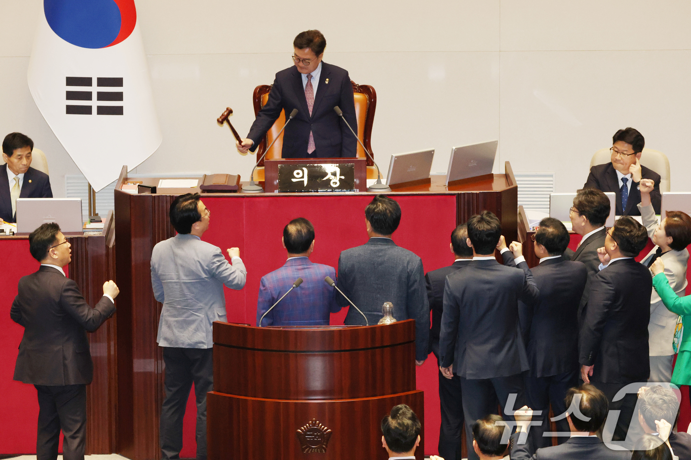 (서울=뉴스1) 이광호 기자 = 국민의힘 의원들이 1일 오후 서울 여의도 국회에서 열린 본회의에서 최상목 경제부총리 겸 기획재정부 장관 탄핵소추안을 상정하는 우원식 국회의장을 향해 …