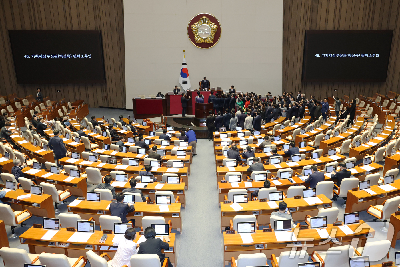 (서울=뉴스1) 이광호 기자 = 국민의힘 의원들이 1일 오후 서울 여의도 국회에서 열린 본회의에서 최상목 경제부총리 겸 기획재정부 장관 탄핵소추안을 상정하는 우원식 국회의장에게 항 …