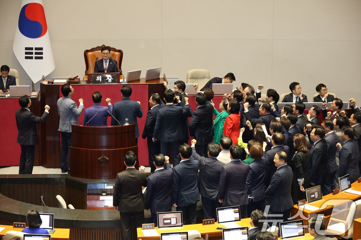 본문 이미지 - 국민의힘 의원들이 1일 오후 서울 여의도 국회에서 열린 본회의에서 최상목 경제부총리 겸 기획재정부 장관 탄핵소추안을 상정하는 우원식 국회의장에게 항의하고 있다. 2025.5.1/뉴스1 ⓒ News1 이광호 기자