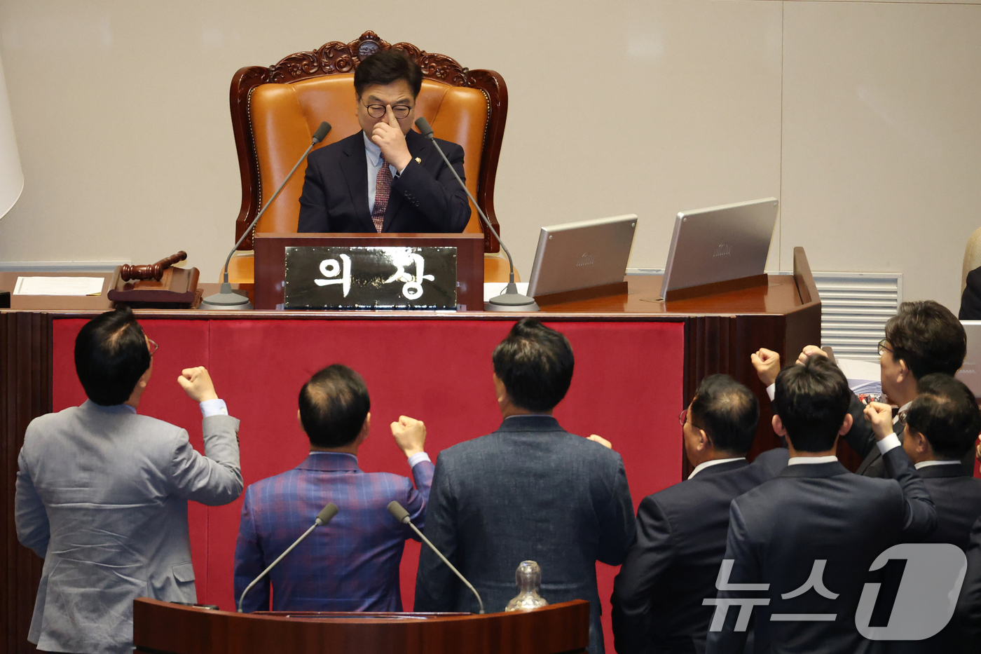 (서울=뉴스1) 이광호 기자 = 국민의힘 의원들이 1일 오후 서울 여의도 국회에서 열린 본회의에서 최상목 경제부총리 겸 기획재정부 장관 탄핵소추안을 상정하는 우원식 국회의장에게 항 …
