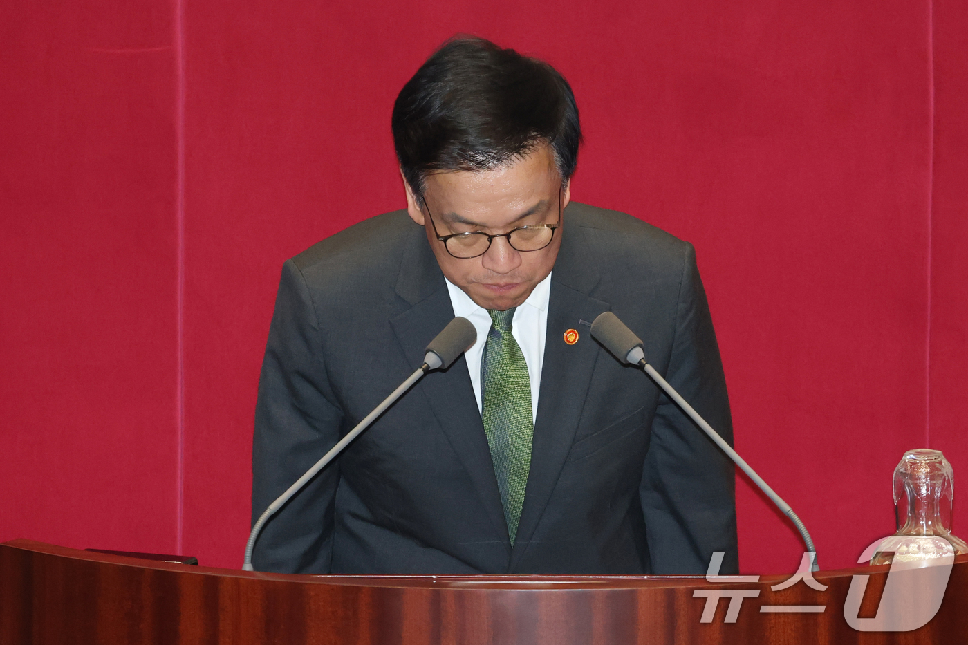 (서울=뉴스1) 이광호 기자 = 최상목 경제부총리 겸 기획재정부장관이 1일 오후 서울 여의도 국회에서 열린 본회의에서 2025년도 제1회 추가경정예산안이 통과되자 정부측 인사를 하 …