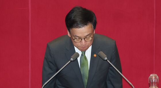정부측 인사하는 최상목 부총리