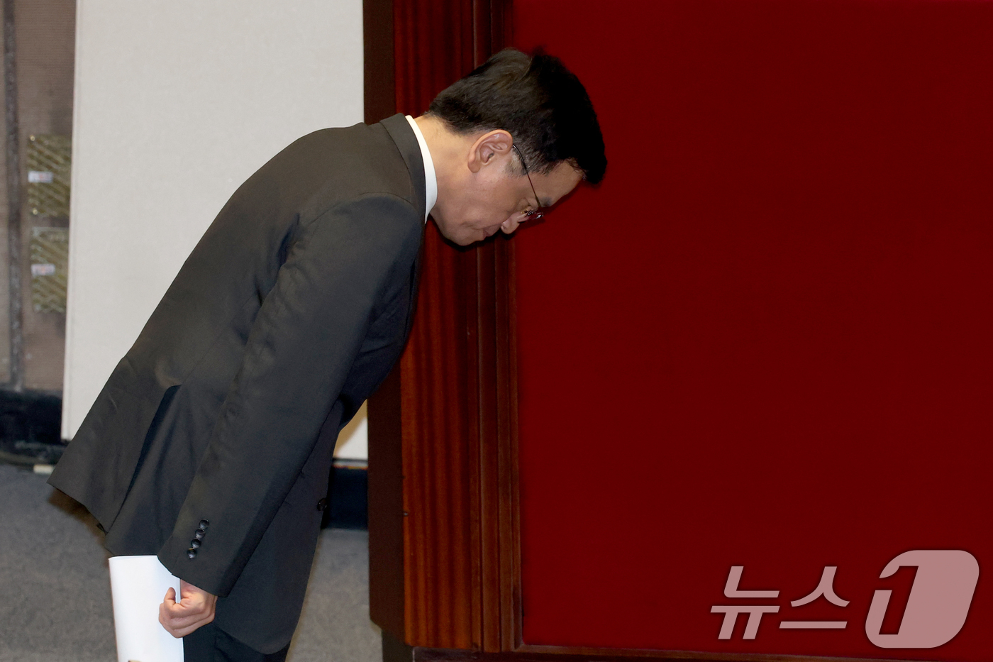 (서울=뉴스1) 이광호 기자 = 최상목 경제부총리 겸 기획재정부 장관이 1일 오후 서울 여의도 국회에서 열린 본회의에서 2025년도 제1회 추가경정예산안이 통과되자 정부측 인사를 …