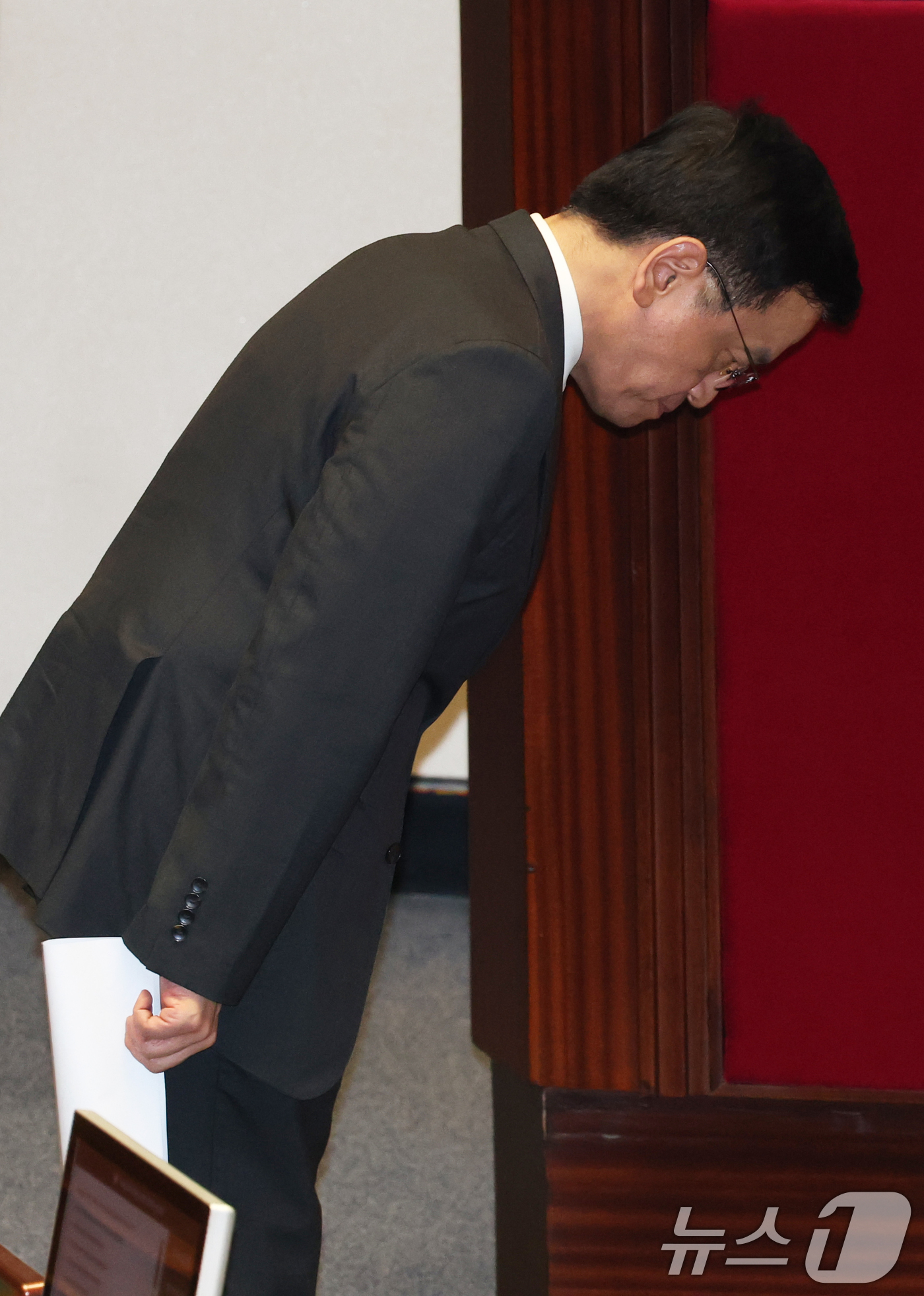 (서울=뉴스1) 이광호 기자 = 최상목 경제부총리 겸 기획재정부 장관이 1일 오후 서울 여의도 국회에서 열린 본회의에서 2025년도 제1회 추가경정예산안이 통과되자 정부측 인사를 …