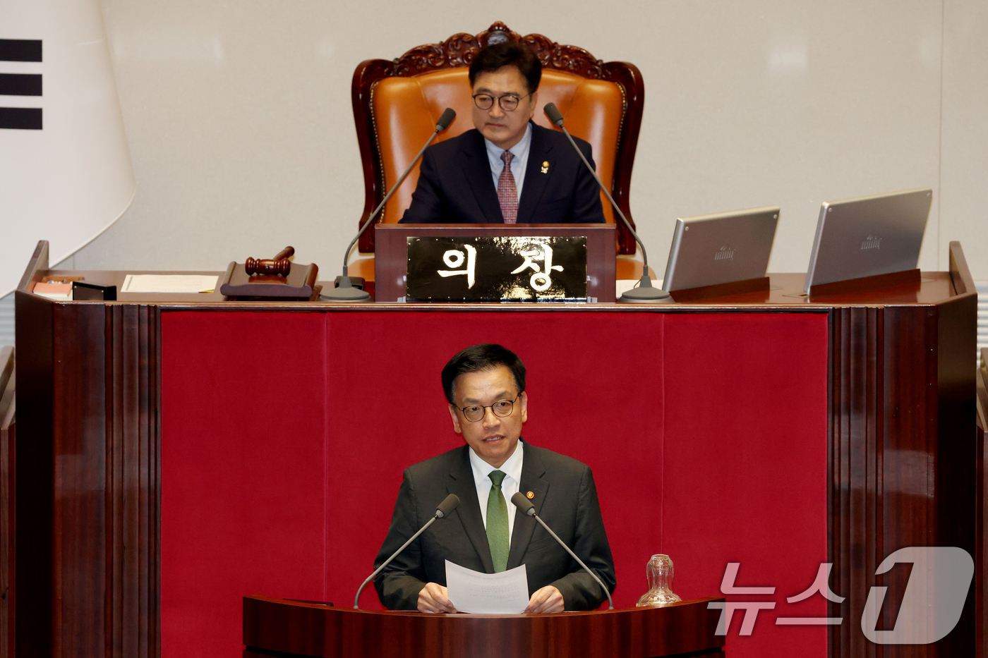 (서울=뉴스1) 이광호 기자 = 최상목 경제부총리 겸 기획재정부장관이 1일 오후 서울 여의도 국회에서 열린 본회의에서 2025년도 제1회 추가경정예산안이 통과되자 정부측 인사를 하 …