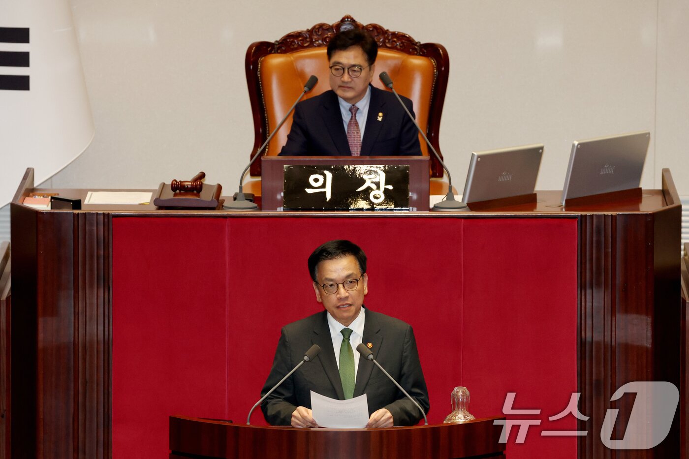 본문 이미지 - 최상목 경제부총리 겸 기획재정부장관이 1일 오후 서울 여의도 국회에서 열린 본회의에서 2025년도 제1회 추가경정예산안이 통과되자 정부측 인사를 하고 있다. 2025.5.1/뉴스1 ⓒ News1 이광호 기자