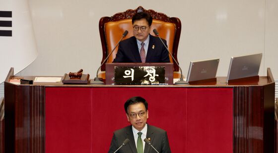 추경안 통과, 정부측 인사하는 최상목