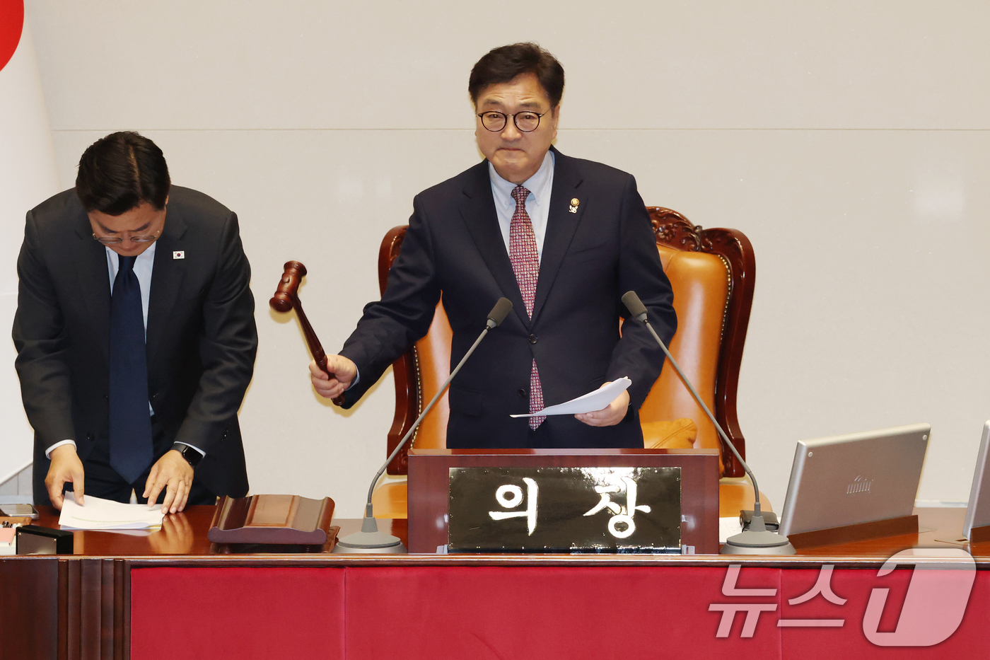 (서울=뉴스1) 이광호 기자 = 우원식 국회의장이 1일 오후 서울 여의도 국회에서 열린 본회의에서 최상목 경제부총리 겸 기획재정부장관의 사표 재가로 최 부총리 탄핵소추안 투표중지 …