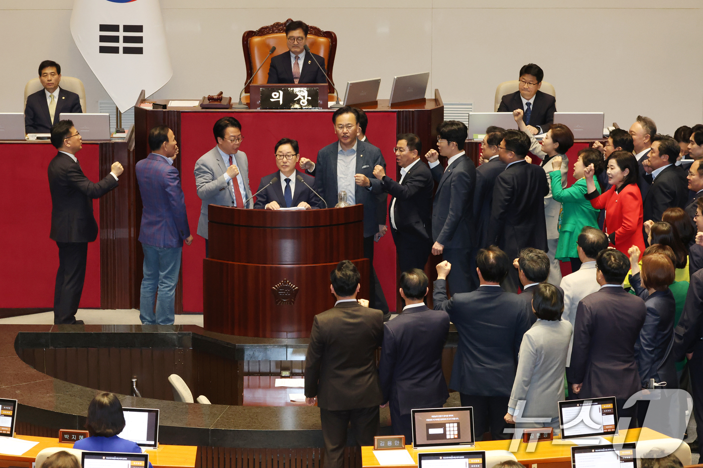 (서울=뉴스1) 이광호 기자 = 박범계 더불어민주당 의원이 1일 오후 서울 여의도 국회에서 열린 본회의에서 국민의힘 의원들의 항의 속에 최상목 경제부총리 겸 기획재정부장관 탄핵소추 …