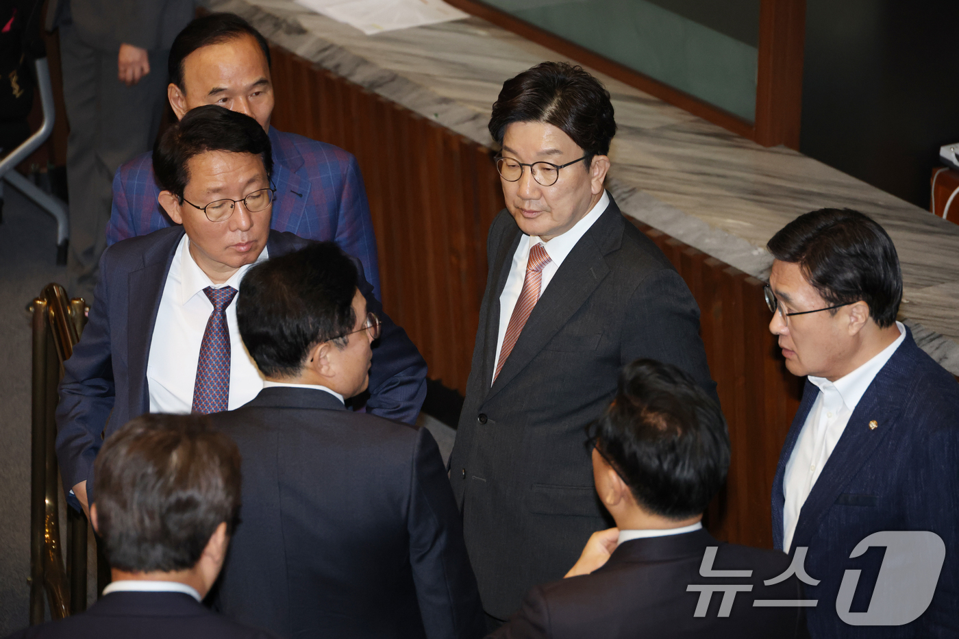 (서울=뉴스1) 이광호 기자 = 권성동 국민의힘 원내대표와 의원들이 1일 오후 서울 여의도 국회에서 열린 본회의에서 최상목 경제부총리 겸 기획재정부장관 탄핵소추안을 추가상정하는 의 …