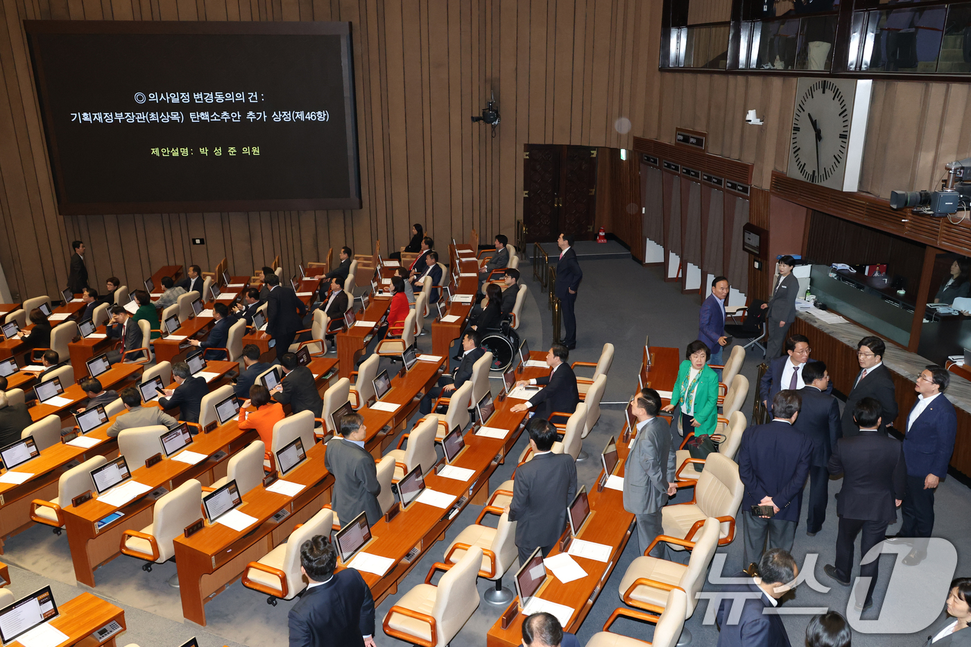 (서울=뉴스1) 이광호 기자 = 권성동 국민의힘 원내대표와 의원들이 1일 오후 서울 여의도 국회에서 열린 본회의에서 최상목 경제부총리 겸 기획재정부장관 탄핵소추안을 추가상정하는 의 …