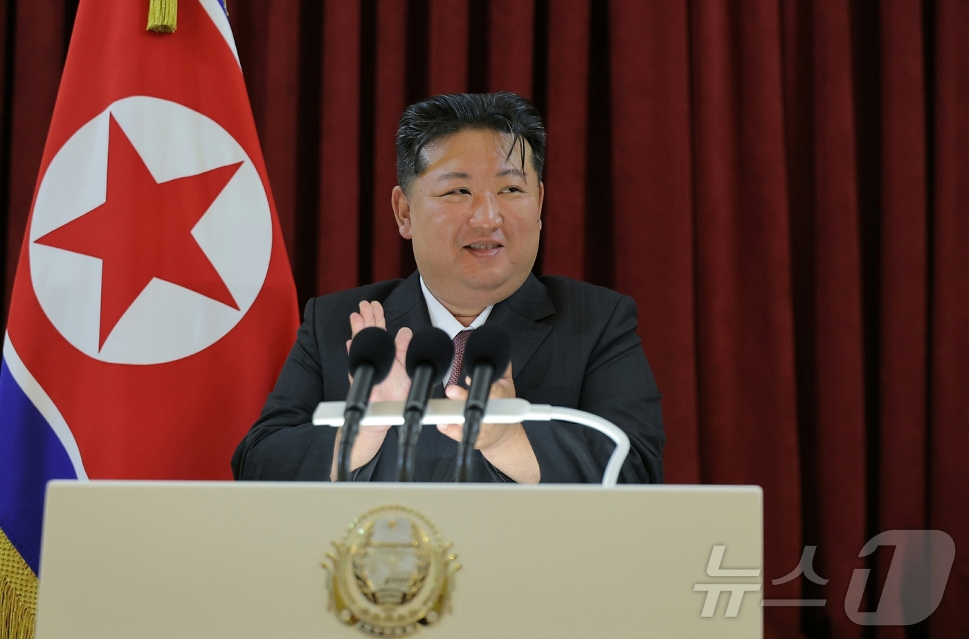 (평양 노동신문=뉴스1) = 북한 노동당 기관지 노동신문은 김정은 당 총비서가 전날인 9일 러시아 조국전쟁승리(전승절) 80주년을 기념해 '존경하는 자제분'(주애)과 함께 평양에 …