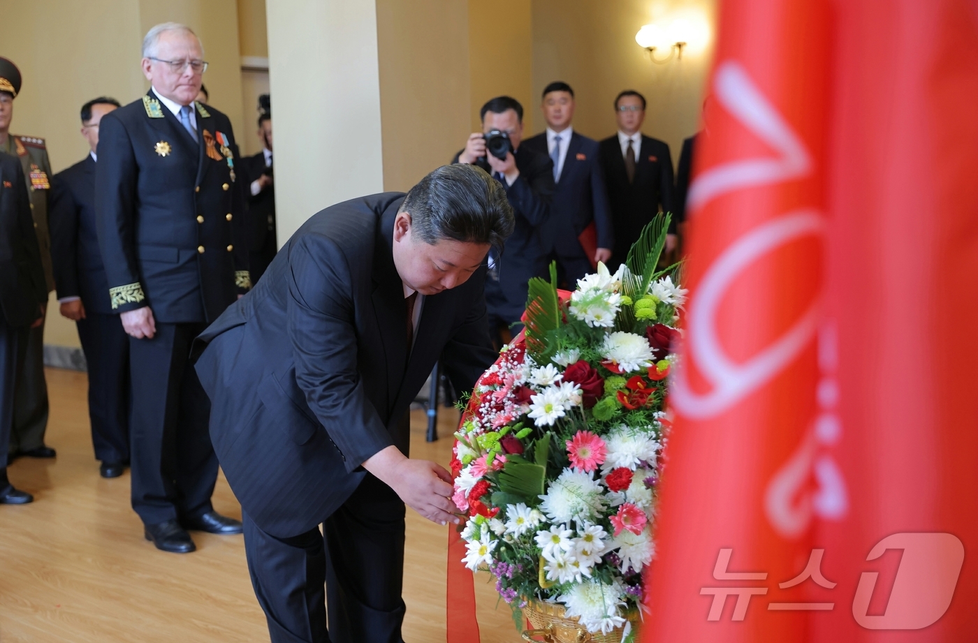 (평양 노동신문=뉴스1) = 북한 노동당 기관지 노동신문은 김정은 당 총비서가 전날인 9일 러시아 조국전쟁승리(전승절) 80주년을 기념해 '존경하는 자제분'(주애)과 함께 평양에 …