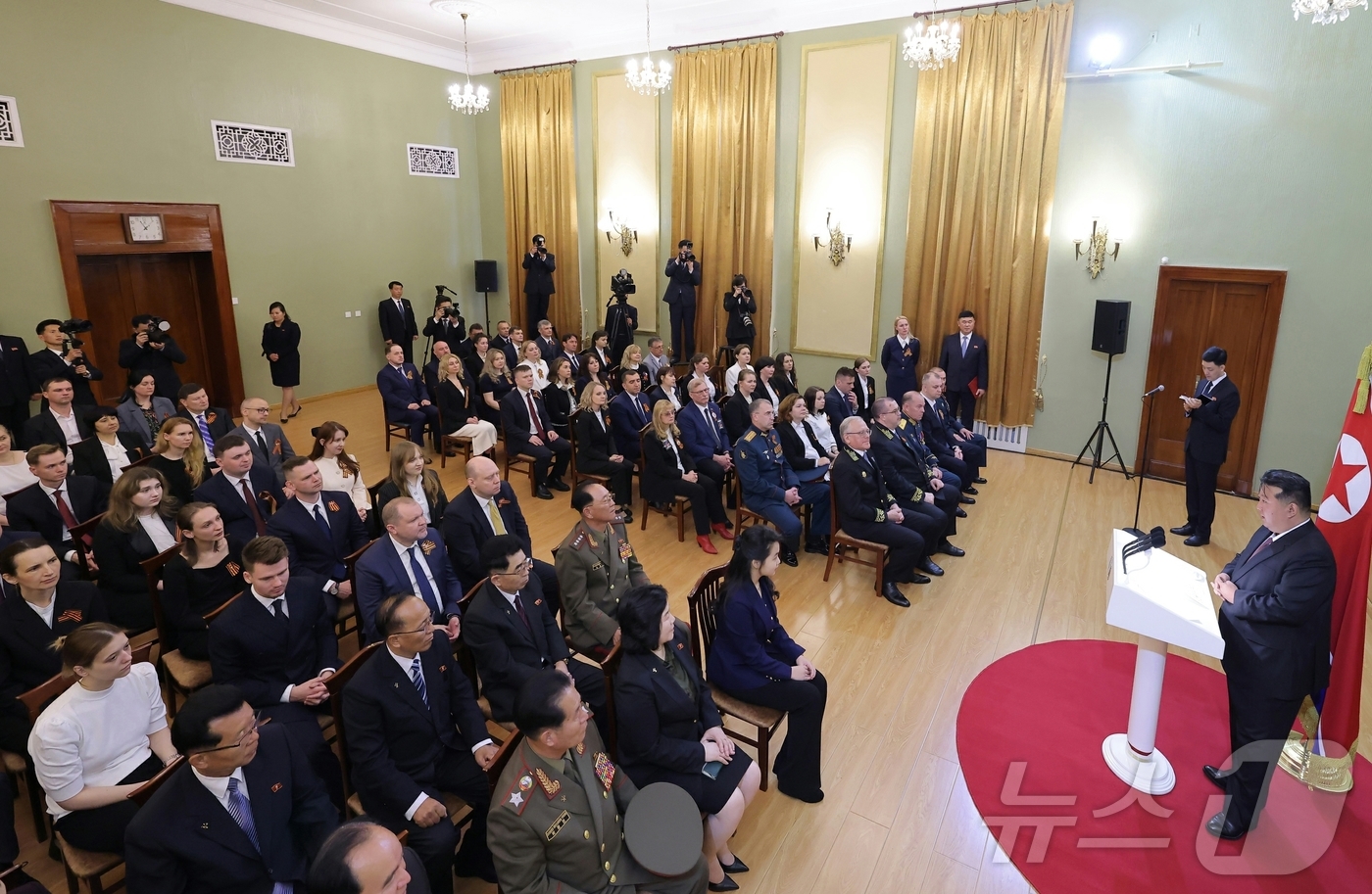 (평양 노동신문=뉴스1) = 북한 노동당 기관지 노동신문은 김정은 당 총비서가 전날인 9일 러시아 조국전쟁승리(전승절) 80주년을 기념해 '존경하는 자제분'(주애)과 함께 평양에 …