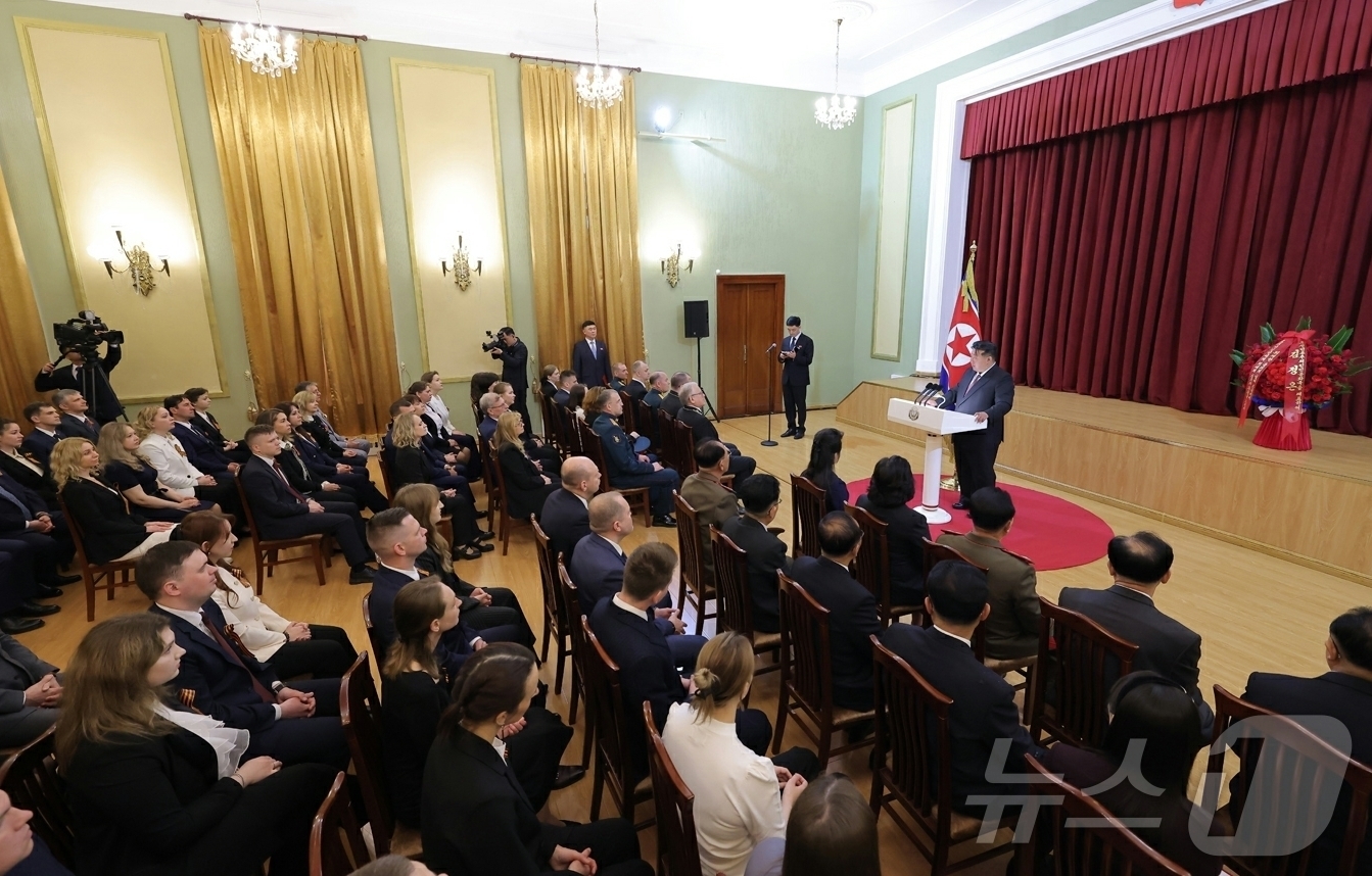 (평양 노동신문=뉴스1) = 북한 노동당 기관지 노동신문은 김정은 당 총비서가 전날인 9일 러시아 조국전쟁승리(전승절) 80주년을 기념해 '존경하는 자제분'(주애)과 함께 평양에 …