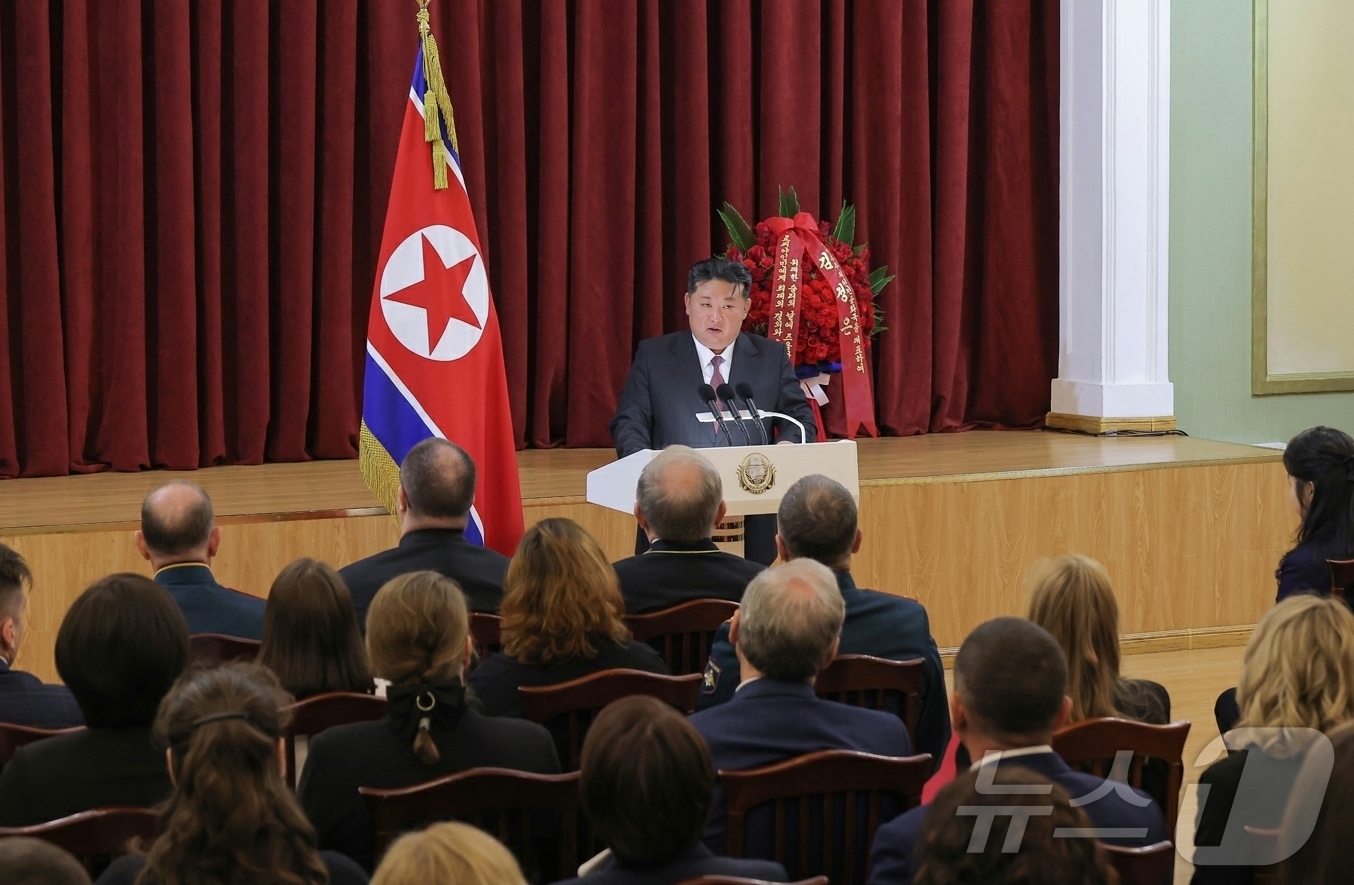 (평양 노동신문=뉴스1) = 북한 노동당 기관지 노동신문은 김정은 당 총비서가 전날인 9일 러시아 조국전쟁승리(전승절) 80주년을 기념해 '존경하는 자제분'(주애)과 함께 평양에 …