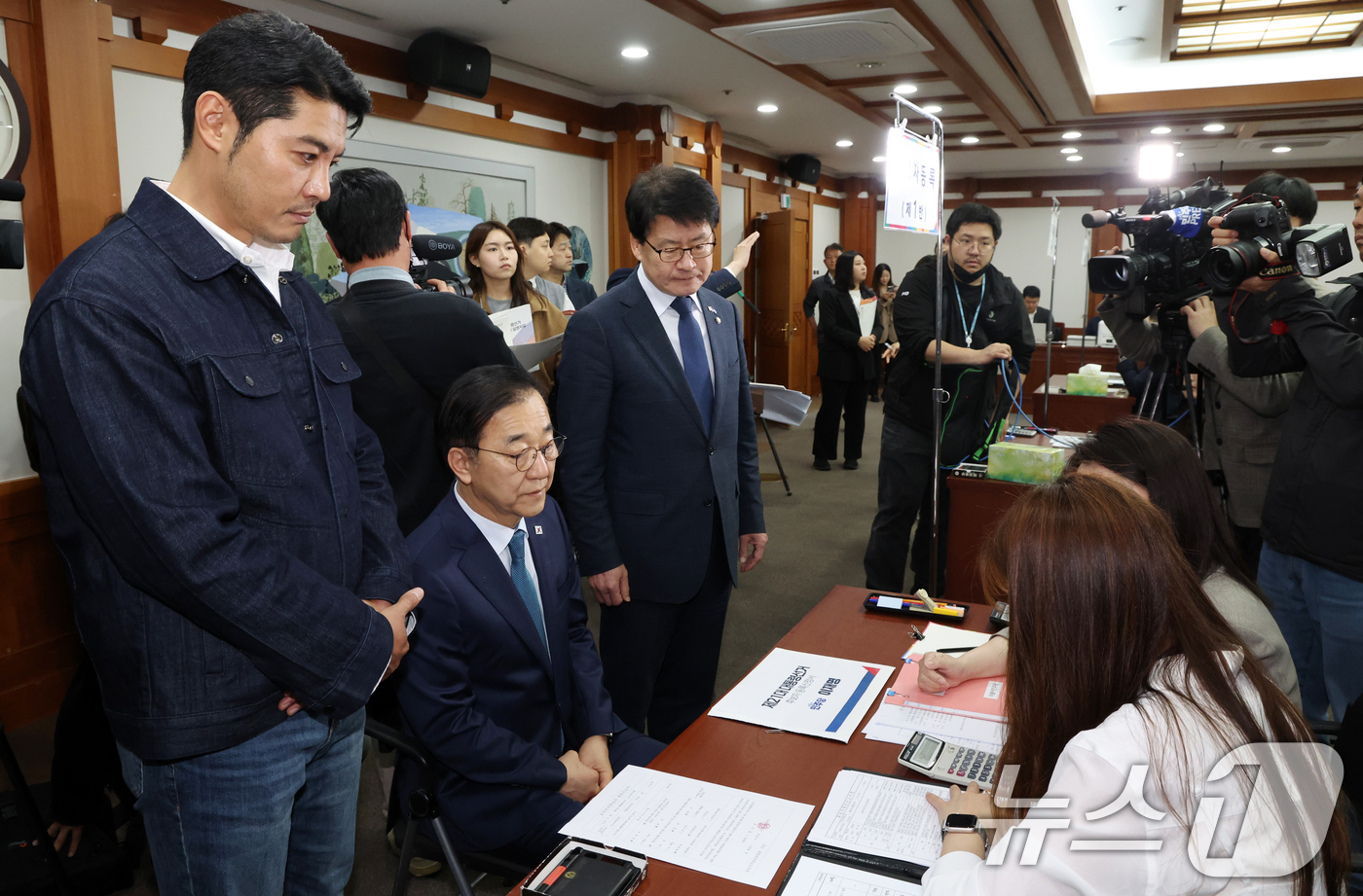 (과천=뉴스1) 김명섭 기자 = 김윤덕 더불어민주당 중앙선거대책위원회 총무본부장과 배우 이관훈씨가 10일 오전 경기도 과천시 중앙선거관리위원회에서 이재명 더불어민주당 대통령 후보자 …