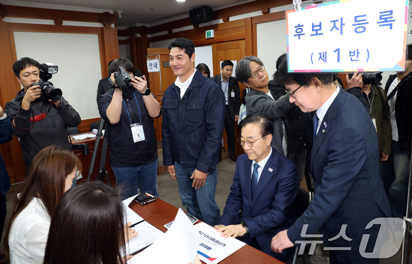 (과천=뉴스1) 김명섭 기자 = 김윤덕 더불어민주당 중앙선거대책위원회 총무본부장과 배우 이관훈씨가 10일 오전 경기도 과천시 중앙선거관리위원회에서 이재명 더불어민주당 대통령 후보자 …