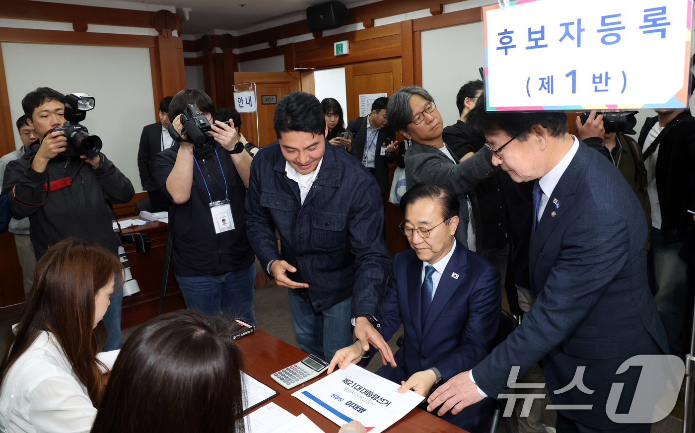 (과천=뉴스1) 김명섭 기자 = 김윤덕 더불어민주당 중앙선거대책위원회 총무본부장과 배우 이관훈씨가 10일 오전 경기도 과천시 중앙선거관리위원회에서 이재명 더불어민주당 대통령 후보자 …