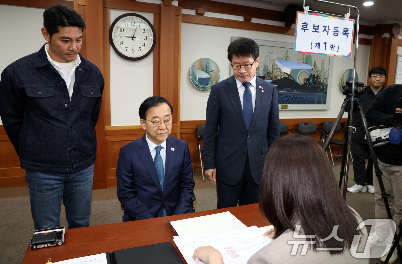 (과천=뉴스1) 김명섭 기자 = 김윤덕 더불어민주당 중앙선거대책위원회 총무본부장과 배우 이관훈씨가 10일 오전 경기도 과천시 중앙선거관리위원회에서 이재명 더불어민주당 대통령 후보자 …