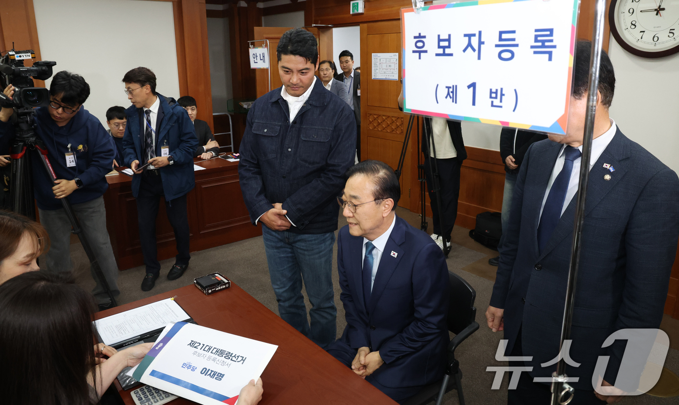 (과천=뉴스1) 김명섭 기자 = 김윤덕 더불어민주당 중앙선거대책위원회 총무본부장과 배우 이관훈씨가 10일 오전 경기도 과천시 중앙선거관리위원회에서 이재명 더불어민주당 대통령 후보자 …