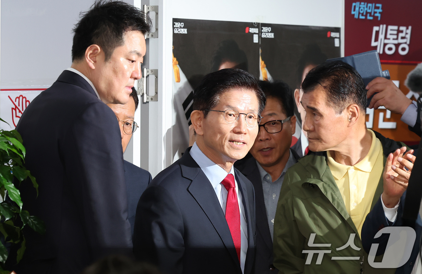 (서울=뉴스1) 장수영 기자 = 국민의힘으로부터 대통령선거 후보 자격이 취소된 김문수 후보가 10일 오전 서울 여의도에 마련된 대선 캠프 사무실에서 긴급기자회견을 하기 위해 입장하 …