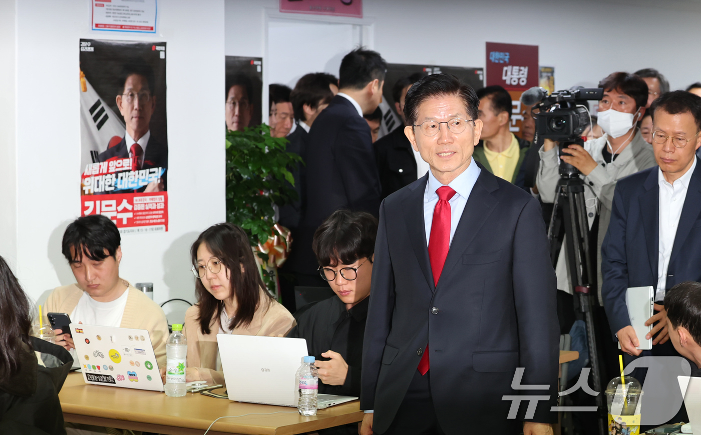 (서울=뉴스1) 장수영 기자 = 국민의힘으로부터 대통령선거 후보 자격이 취소된 김문수 후보가 10일 오전 서울 여의도에 마련된 대선 캠프 사무실에서 긴급기자회견을 하기 위해 입장하 …
